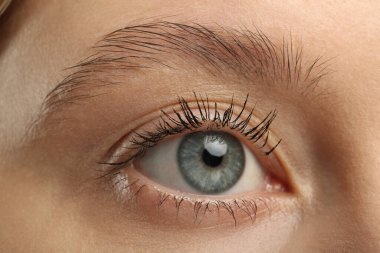 Rimel sürdükten sonra uzun kirpikli kadın, yakın plan.