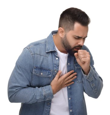 Hasta adam beyaz arka planda öksürüyor. Soğuk belirtileri