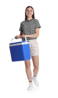 Beyaz tenli, plastik kutulu mutlu genç kadın.