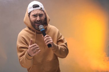 Renkli ışıklarla rap yapan mikrofonlu şarkıcı, metin için boşluk