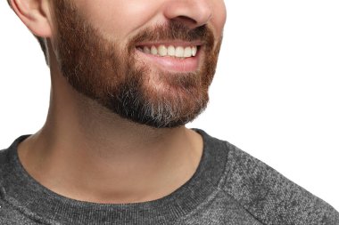 Sağlıklı, beyaz arka planda temiz dişleri olan gülümseyen adam, yakın plan.