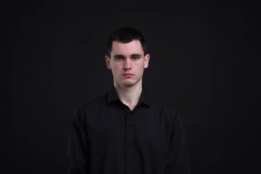 Siyah arka plan üzerinde üzgün adam portresi