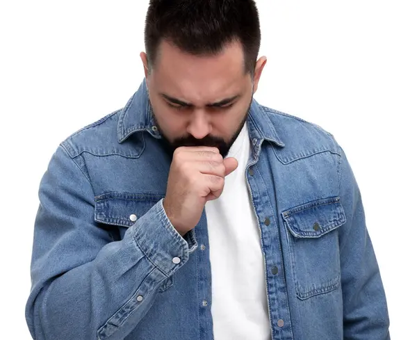 Hasta adam beyaz arka planda öksürüyor. Soğuk belirtileri