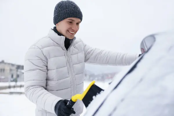 Mann Räumt Schnee Mit Bürste Aus Auto — Stockfoto