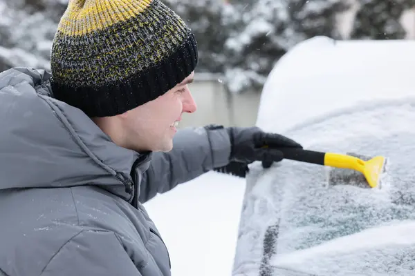 Człowiek Czyszczący Śnieg Przedniej Szyby Samochodu Zewnątrz — Zdjęcie stockowe