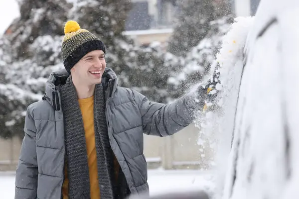 Mann Räumt Schnee Mit Bürste Aus Auto — Stockfoto