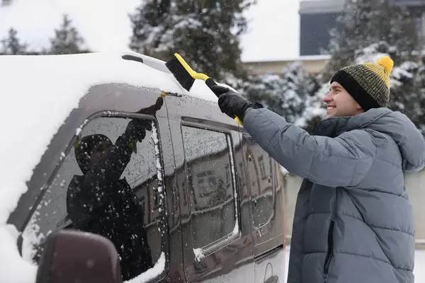 Mann Räumt Schnee Mit Bürste Aus Auto — Stockfoto