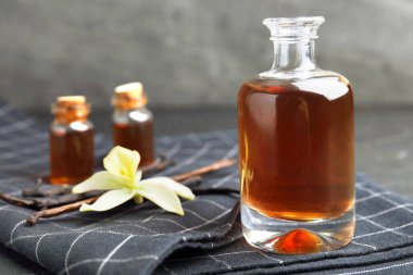 Aromatik ev yapımı vanilya özü masada, yakın plan. Metin için boşluk