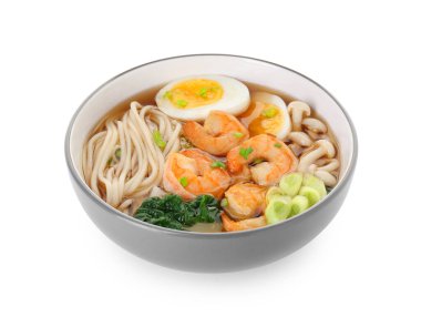 Lezzetli ramen, karides ve yumurta kasede, beyazın üstünde. Erişte çorbası.