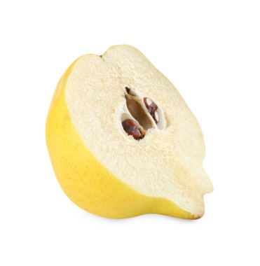 Taze olgunlaşmış ayva balığının yarısı beyaza izole edilmiş.