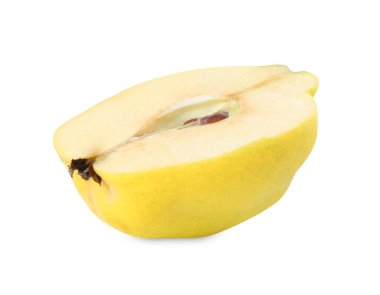 Taze olgunlaşmış ayva balığının yarısı beyaza izole edilmiş.