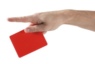 Hakem kırmızı kart tutuyor ve beyaz arkaplanı işaret ediyor, yakın plan.