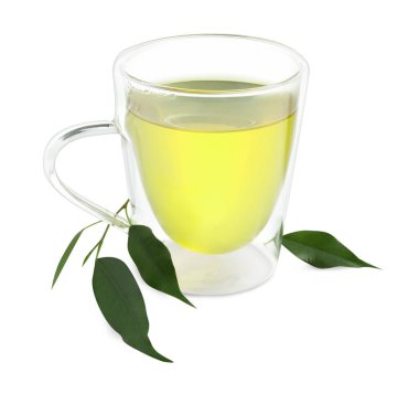 Cam bardakta taze yeşil çay ve beyaz yapraklar.