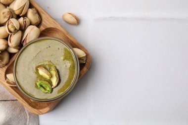 Beyaz fayanslı masada servis edilen fıstıklı krema ve fındıklı harika bir manzara. Metin için boşluk