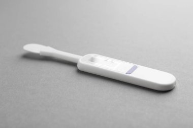 Açık gri arkaplan üzerinde tek kullanımlık ekspres test, yakın plan