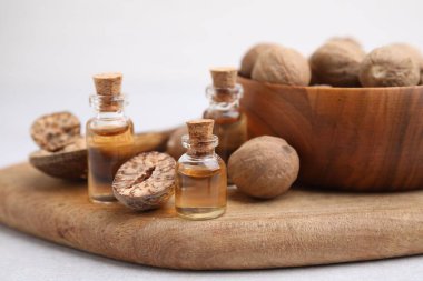 Nutmeg temel yağ ve fındıklar ışık masasında