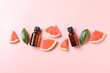 Pembe arka planda greyfurt esaslı düz bileşim