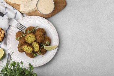 Işık masasında servis edilen nefis falafel topları. Metin için boşluk