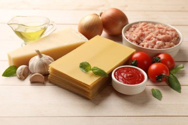 Beyaz ahşap masadaki lazanya malzemeleri.