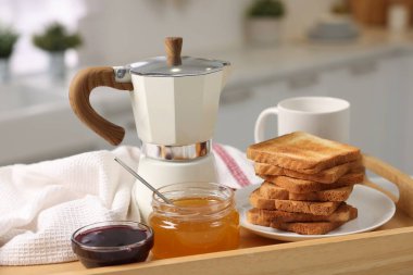 Kahvaltı vakti geldi. Tostlar, bal, reçel ve kahve, ahşap tepside, yakın plan.