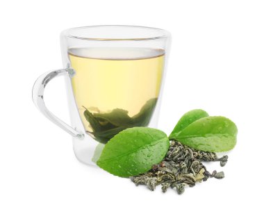 Yeşil çay bardakta, taze ve kuru yapraklar beyazda izole edilmiş.