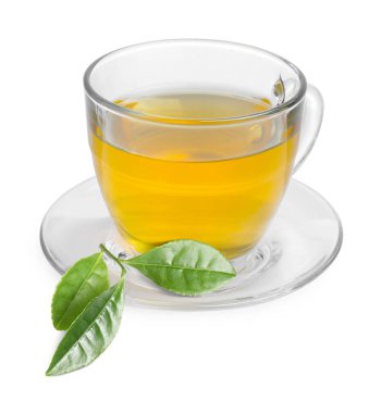 Cam bardakta yeşil çay ve beyaz yapraklar.