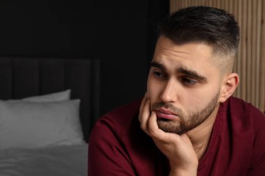 Evdeki üzgün genç adam. Metin için boşluk