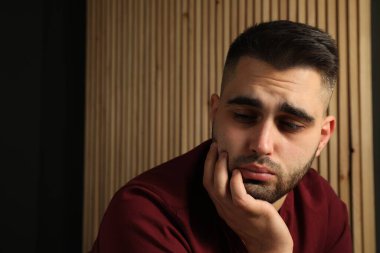 Evdeki üzgün genç adam. Metin için boşluk