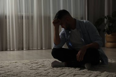 Üzgün adam pencerenin yanında oturuyor. Metin için boşluk