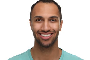 Beyaz arka planda sağlıklı dişleri olan gülümseyen bir adamın portresi.