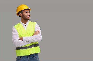 Gri arkaplanda sabit şapkalı mühendis, metin için boşluk