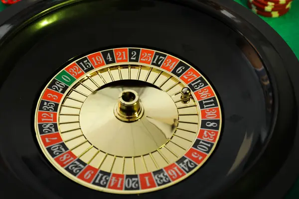 グリーンテーブルのボール付きルーレットホイール クローズアップ カジノゲーム — ストック写真