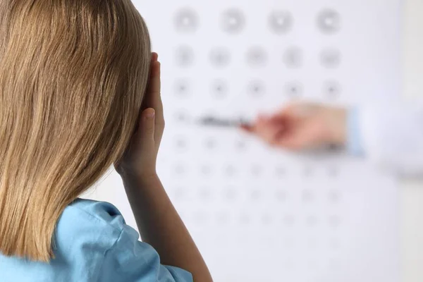 Okulista Testujący Wzrok Dziewczynki Klinice Widok Tyłu — Zdjęcie stockowe