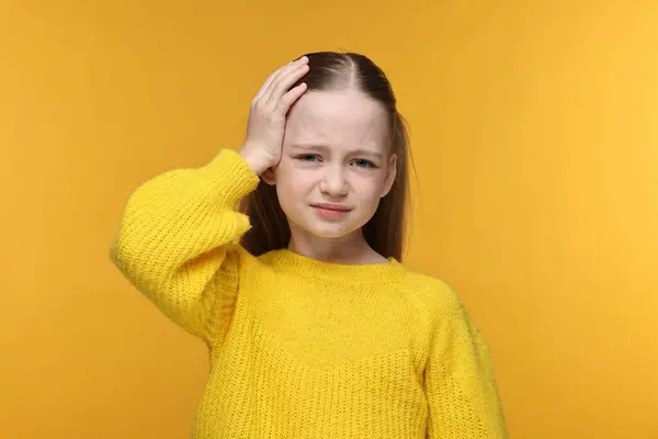 Kleines Mädchen Mit Kopfschmerzen Auf Gelbem Hintergrund — Stockfoto