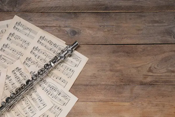 Müzikal Notalı Çarşaflar Flüt Ahşap Masada Düz Yatıyordu Metin Için — Stok fotoğraf
