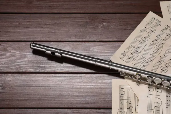 Müzikal Notalı Çarşaflar Ahşap Masada Flüt Metin Için Boşluk — Stok fotoğraf