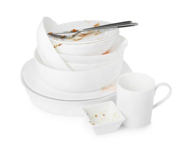 Beyaz üzerinde izole kirli yemekler seti