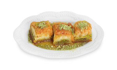Beyaza izole edilmiş fındıklı ve ballı enfes taze baklava. Doğu tatlıları