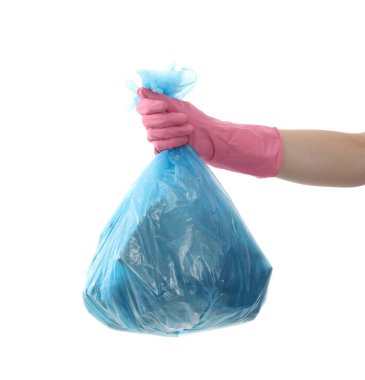 Beyaz arka planda çöp dolu plastik poşet taşıyan kadın, yakın plan.