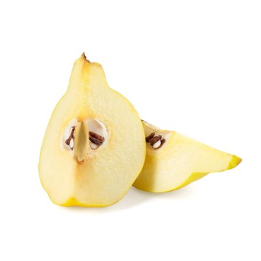 Taze olgun ayva parçaları beyazda izole edilmiş.