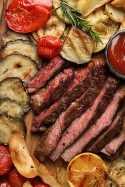 Sebzeli, limonlu ve baharatlı leziz ızgara biftek.