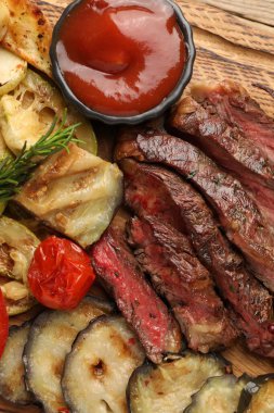 Sebzeli, biberiyeli ve domates soslu leziz ızgara biftek.