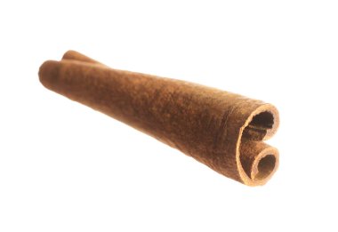 Beyaz üzerine izole edilmiş bir aromatik tarçın çubuğu.