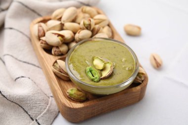 Fıstıklı krema kasede, fındıklı beyaz fayanslı masa, yakın plan.