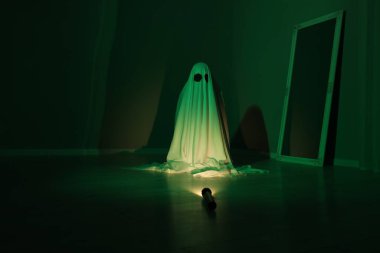 Ürkütücü hayalet. Yeşil ışıkla kaplanmış kadın