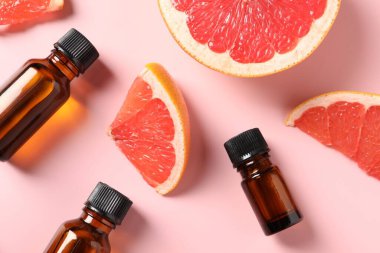 Pembe arka planda greyfurt esaslı düz bileşim