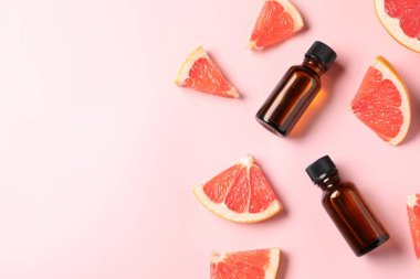 Pembe arka planda greyfurt esaslı düz kompozisyon. Metin için boşluk