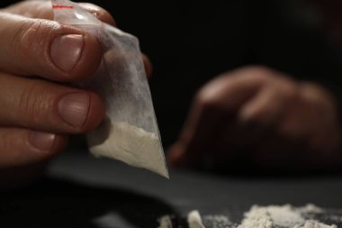 Naylon torbalı, geçmişi bulanık, seçici odaklı bağımlı bir adam. Metin için boşluk