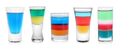 Shot bardaklarındaki farklı nişancılar beyaz sette izole edilmiş.