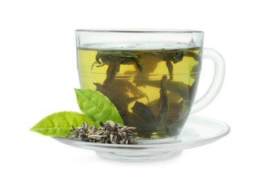 Bardakta yeşil çay ve beyaz yapraklar.